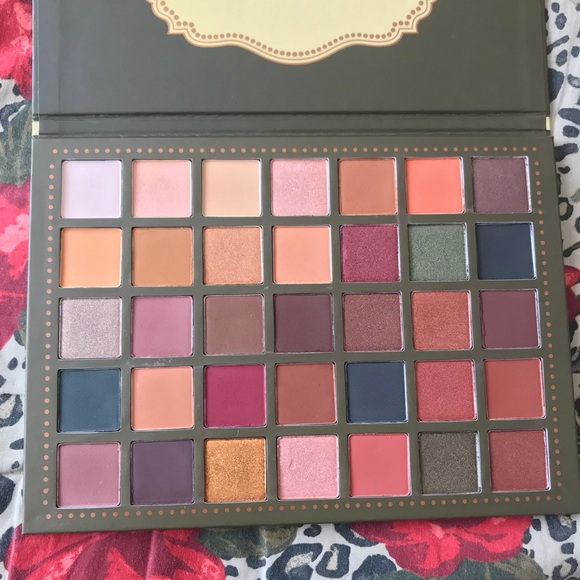Beauty Creations Olivia 35 Color Eyeshadow Palette - Picture 4 of 6